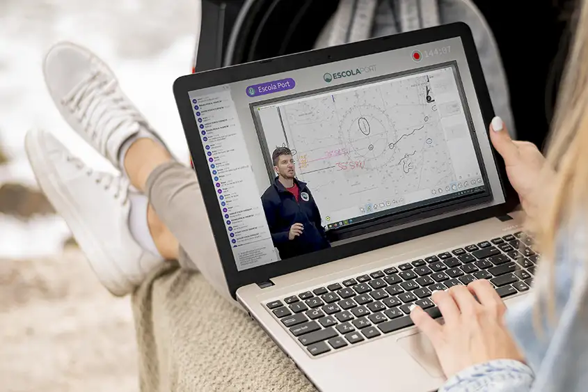 Alumna fent el curs teòric PER online al teu ritme d'EscolaPort al seu portàtil