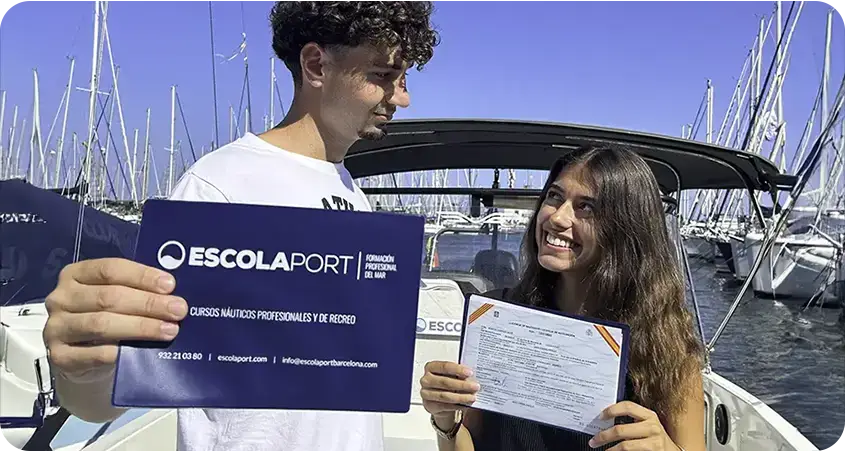 Alumnos de Escola Port con la licencia de navegación en el Port Olímpic de Barcelona