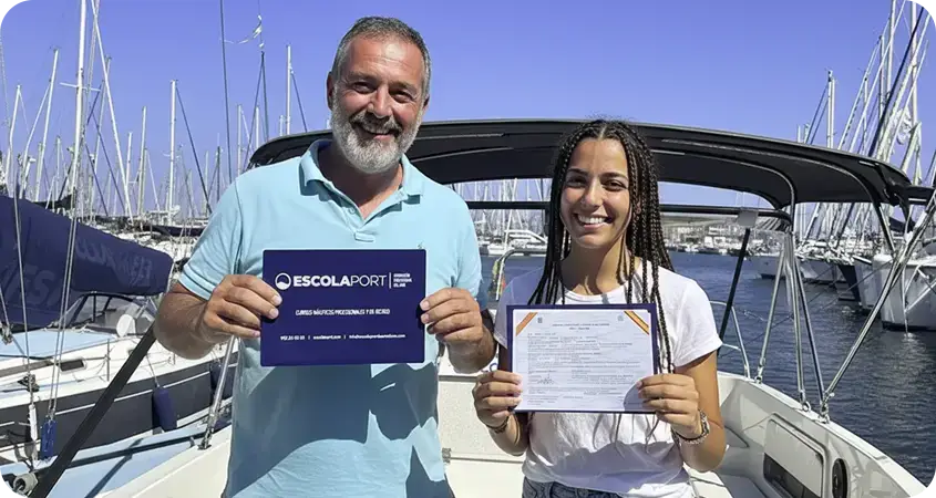 Alumnos de Escola Port con la licencia de navegación en el Port Olímpic de Barcelona