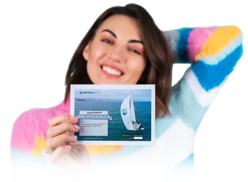 Mujer sonriendo con un vale regalo náutico de Escola Port para cursos de navegación en Barcelona