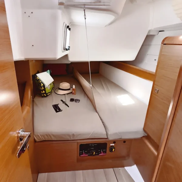 Camarote del velero utilizado en el curso PER a bordo de Escola Port en Baleares