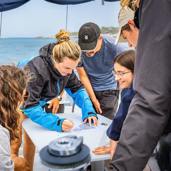 Clase práctica de navegación a bordo con instructor – curso PER a bordo