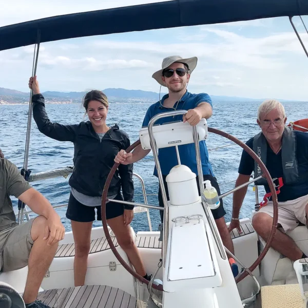 Alumnos navegando en velero durante el curso PER a bordo en Barcelona