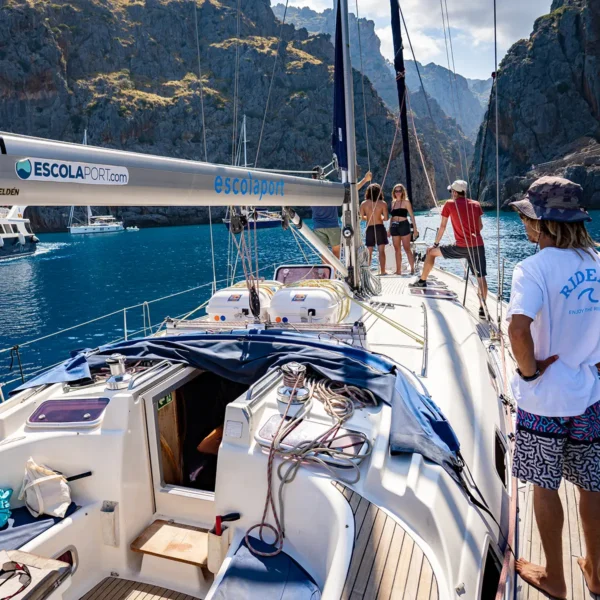 Cubierta del velero escuela navegando por Sa Calobra – PER a bordo