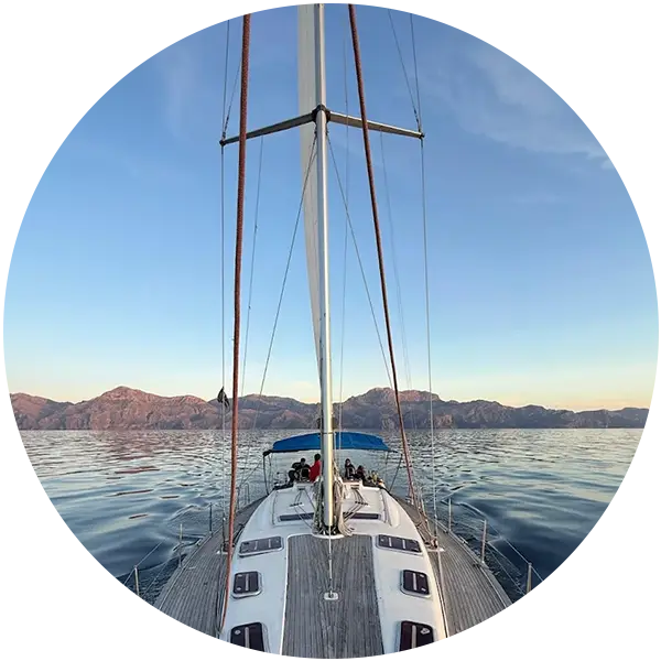 Navegando por las Baleares durante las prácticas del título Patrón de yate - Escola Port